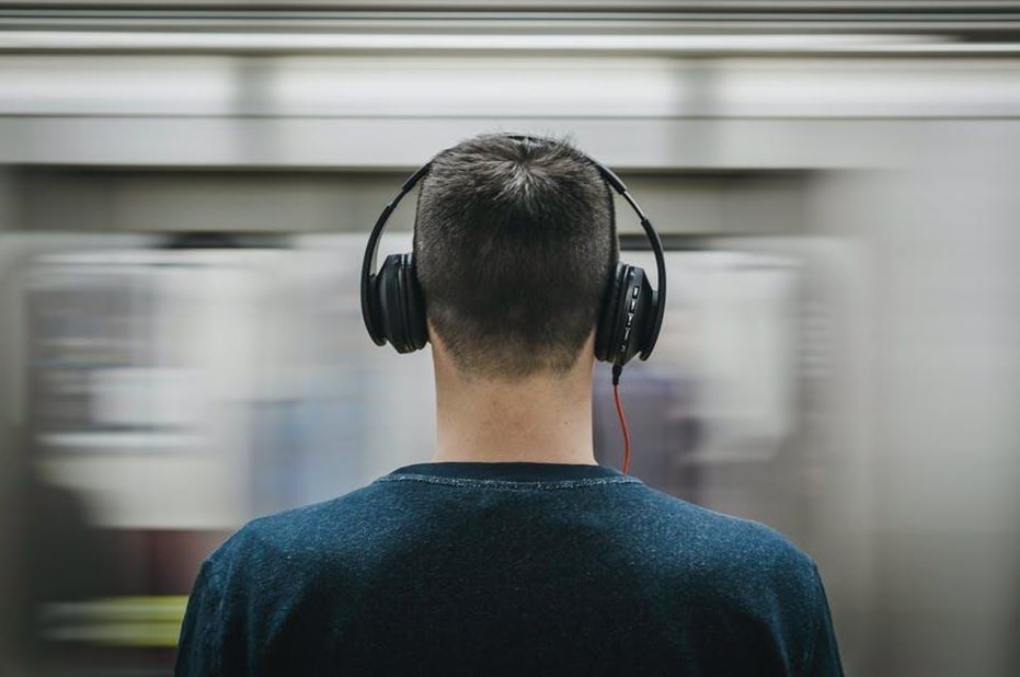 Reasons You Should Bring Headphones To Work Apps4review